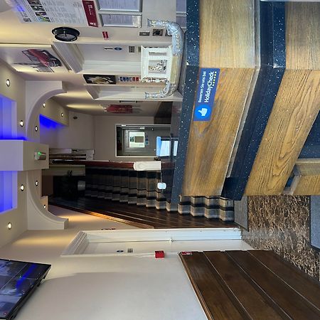The Crystal Lodge Hotel Croydon Dış mekan fotoğraf